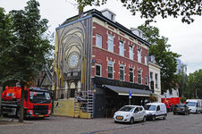 900356 Gezicht op het pand Mariaplaats 24 (restaurant El Qatarijne) te Utrecht, met op de zijgevel de muurschildering ...